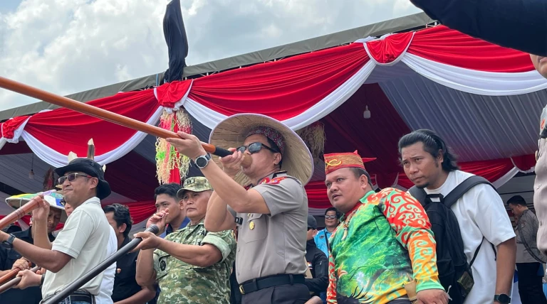 Bukan Sekadar Adu Bidik, Sumpit Dayak Jadi Jembatan Polisi dan Warga
