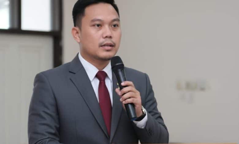 Pria berbicara di depan umum.