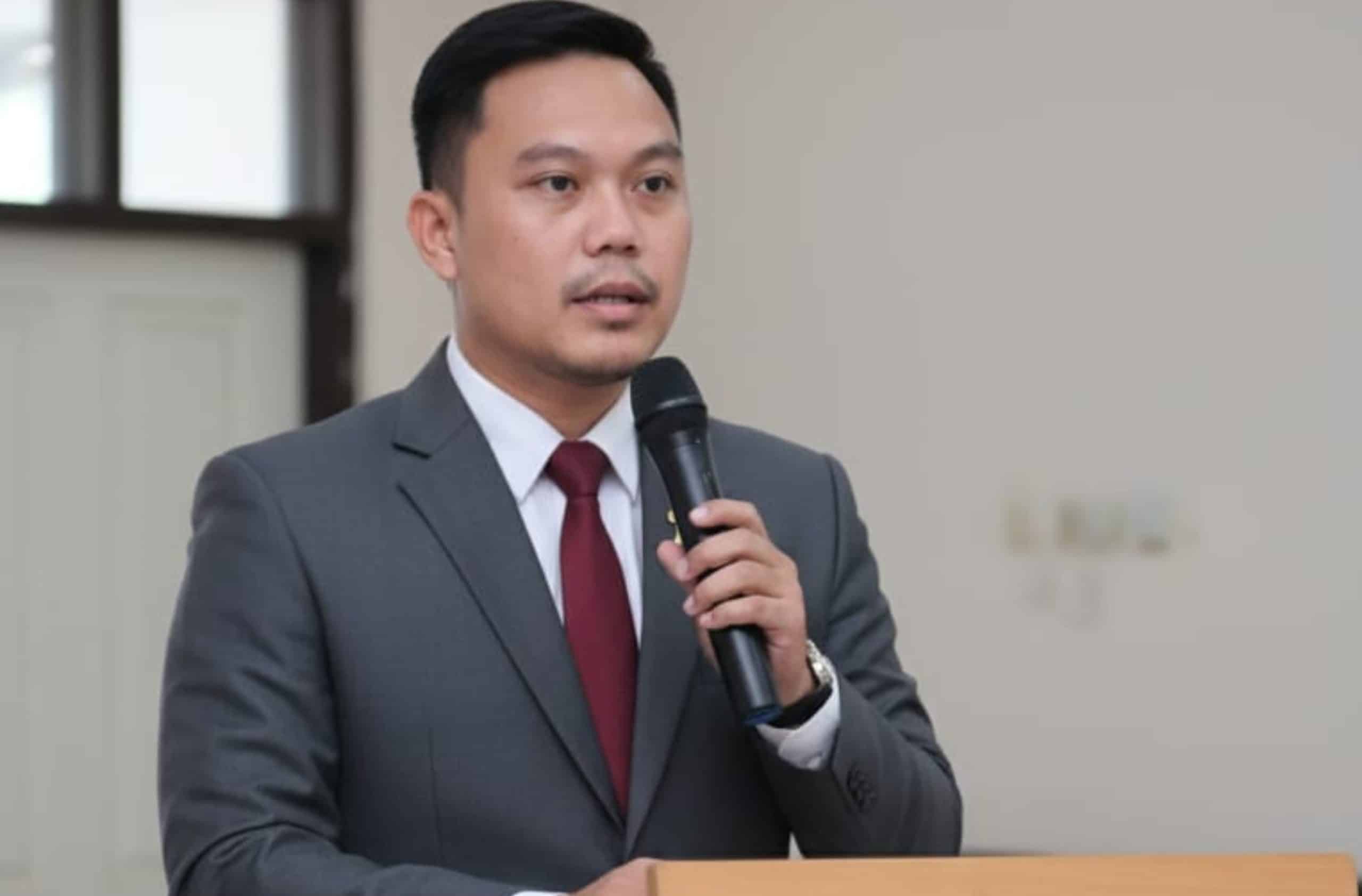 Pria berbicara di depan umum.