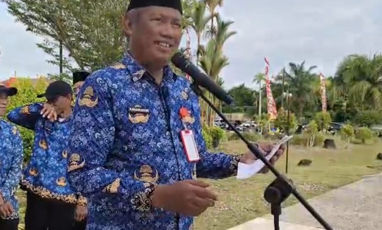 Orang berbaju batik sedang berbicara