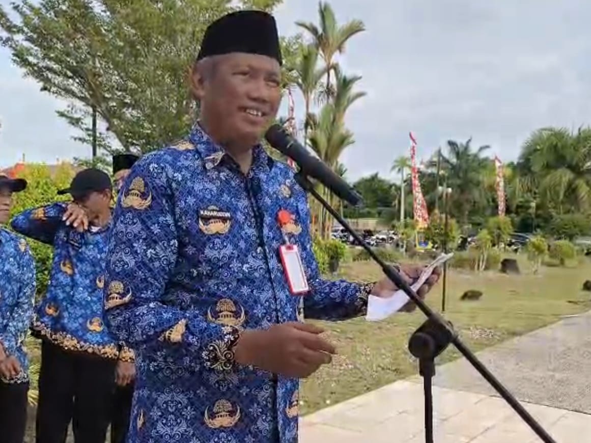 Orang berbaju batik sedang berbicara