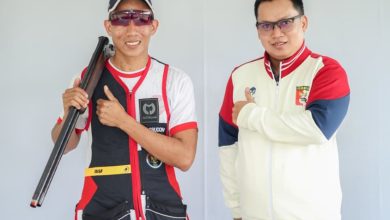 Dua orang dengan senjata dan pakaian.