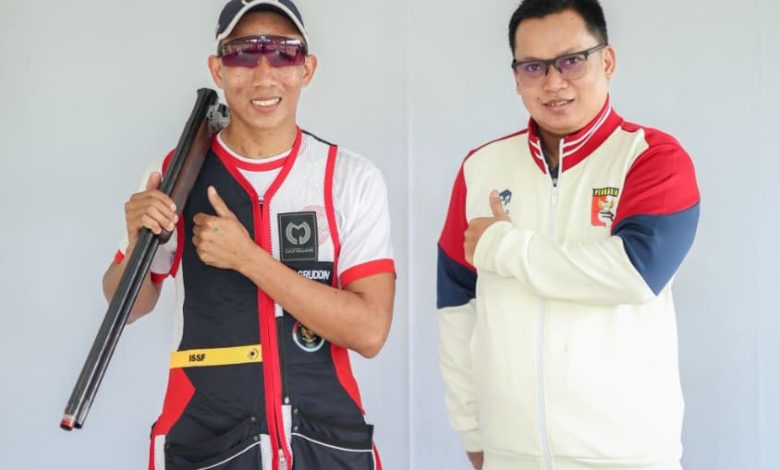 Dua orang dengan senjata dan pakaian.