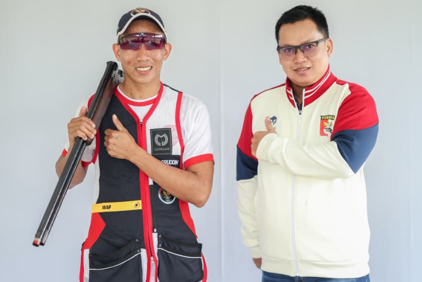 Dua orang dengan senjata dan pakaian.