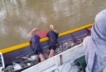 Dua orang memancing di perahu