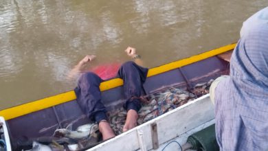Dua orang memancing di perahu
