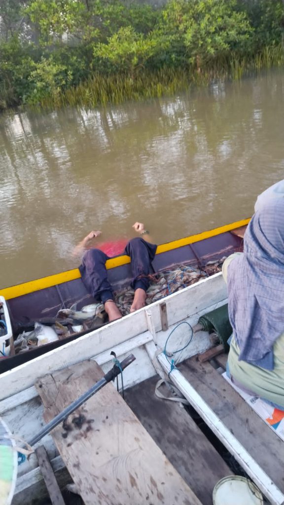 Dua orang memancing di perahu