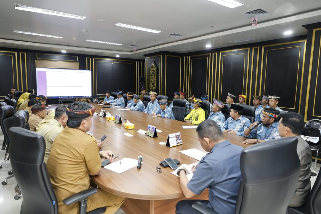 Rapat formal di ruang konferensi