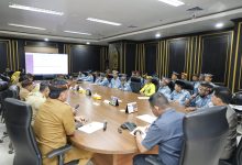 Rapat formal di ruang konferensi