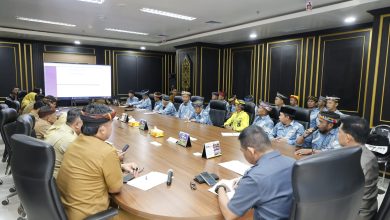 Rapat formal di ruang konferensi