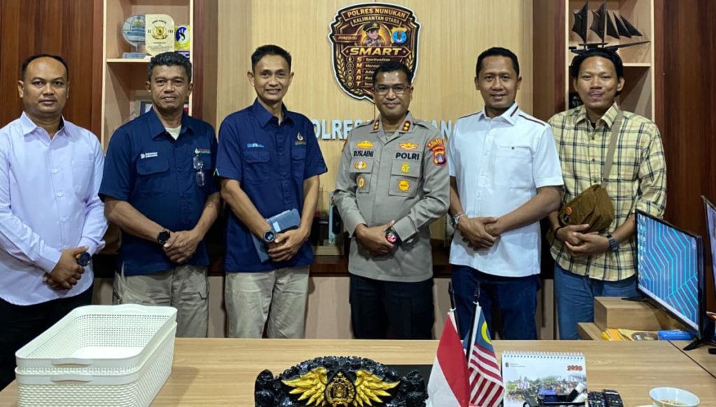 DISKUSI : Usai diskusi, perwakilan PT Agrinas Palma Nusantara (Persero) berfoto dengan Kapolres Nunukan
