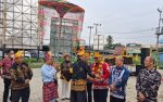 Acara tradisional dengan pakaian adat
