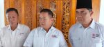 Tiga pria berbaju putih berdiskusi